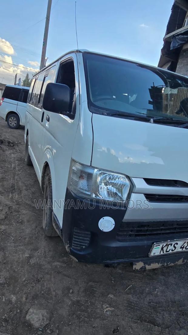 Toyota HiAce 2011 White - thumbnail 4