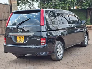 Toyota ISIS 2010 Black