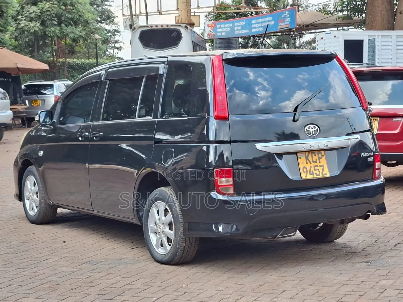 Toyota ISIS 2010 Black