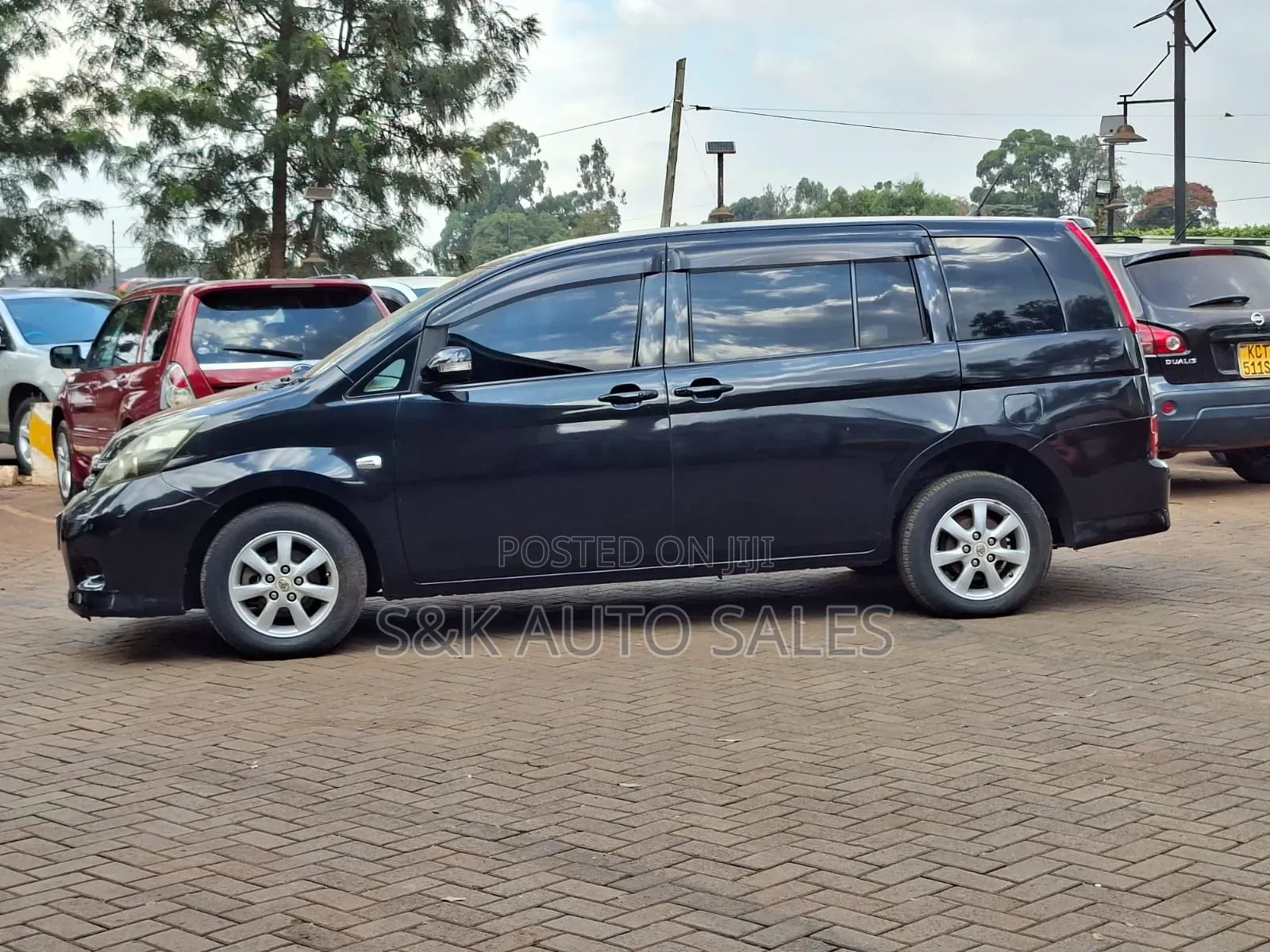 Toyota ISIS 2010 Black