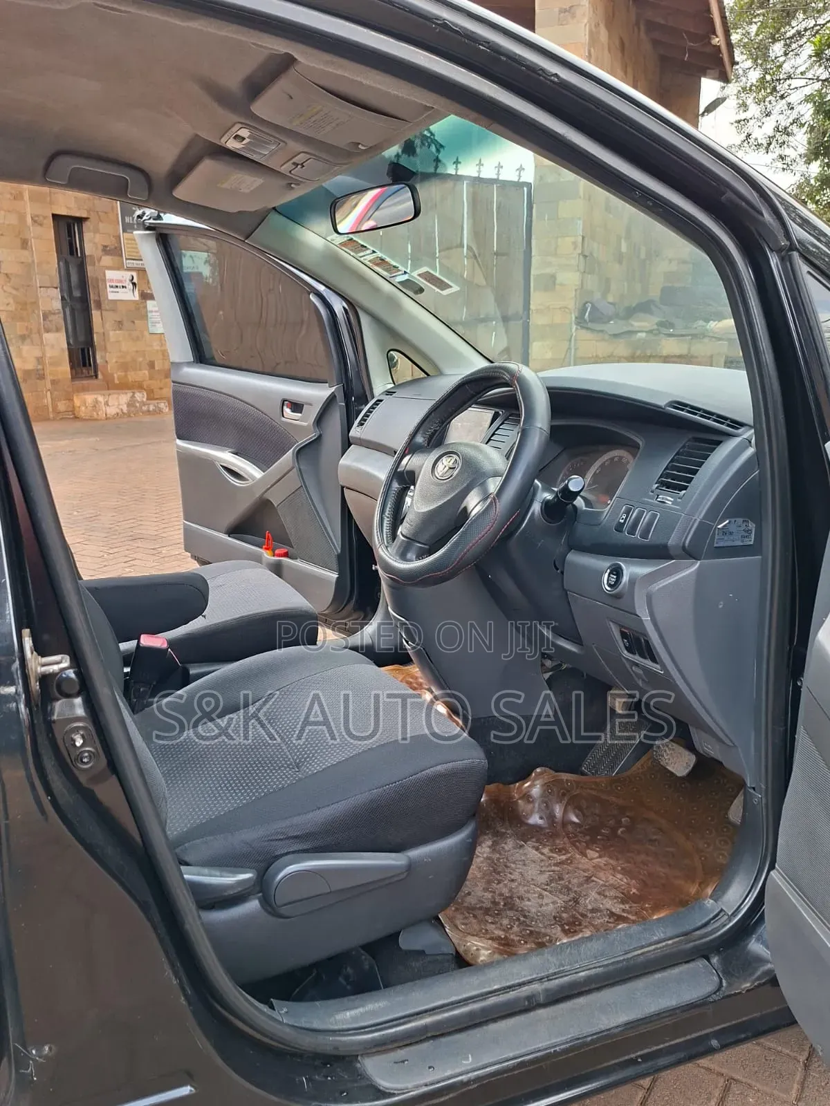 Toyota ISIS 2010 Black