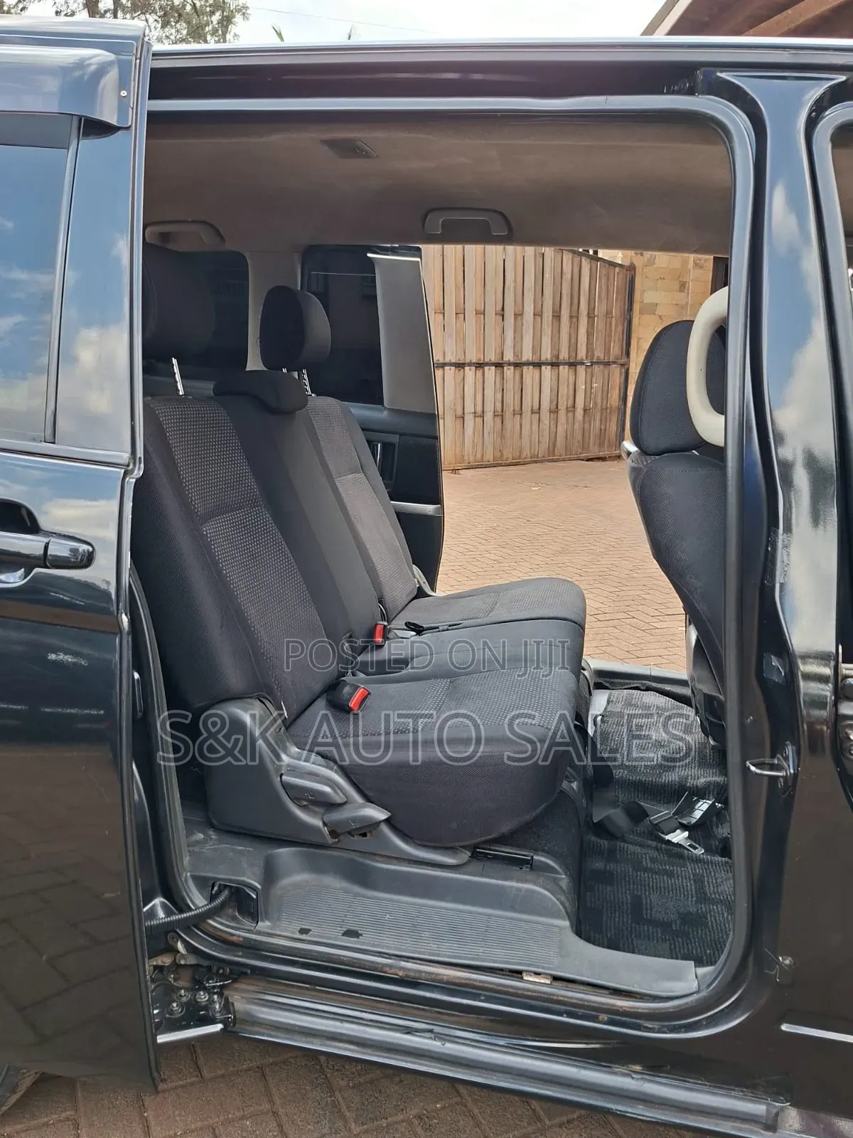 Toyota ISIS 2010 Black