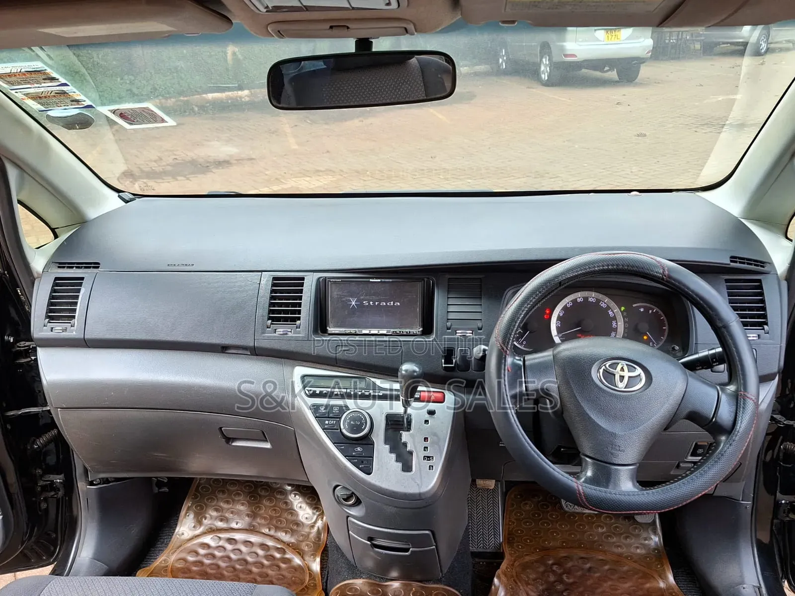 Toyota ISIS 2010 Black