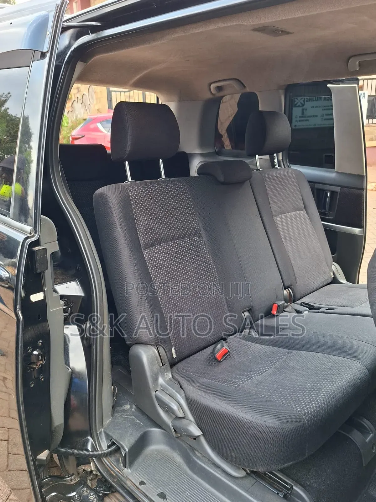 Toyota ISIS 2010 Black