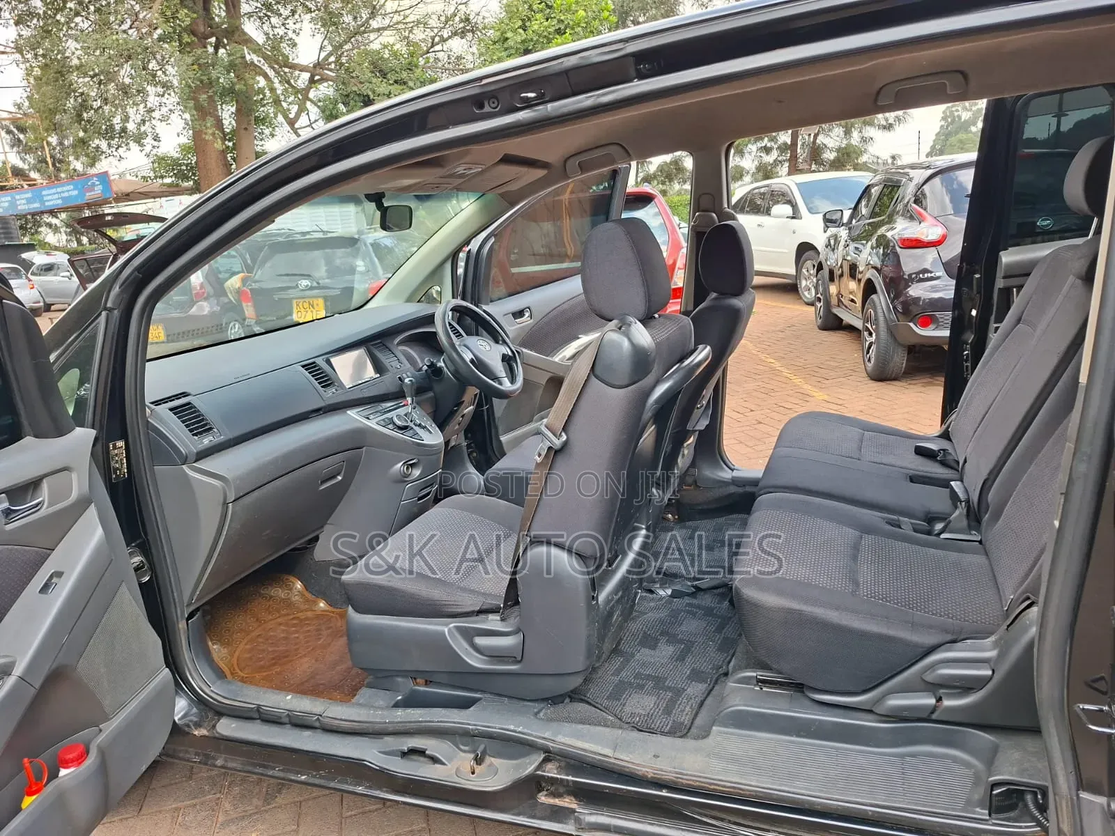 Toyota ISIS 2010 Black