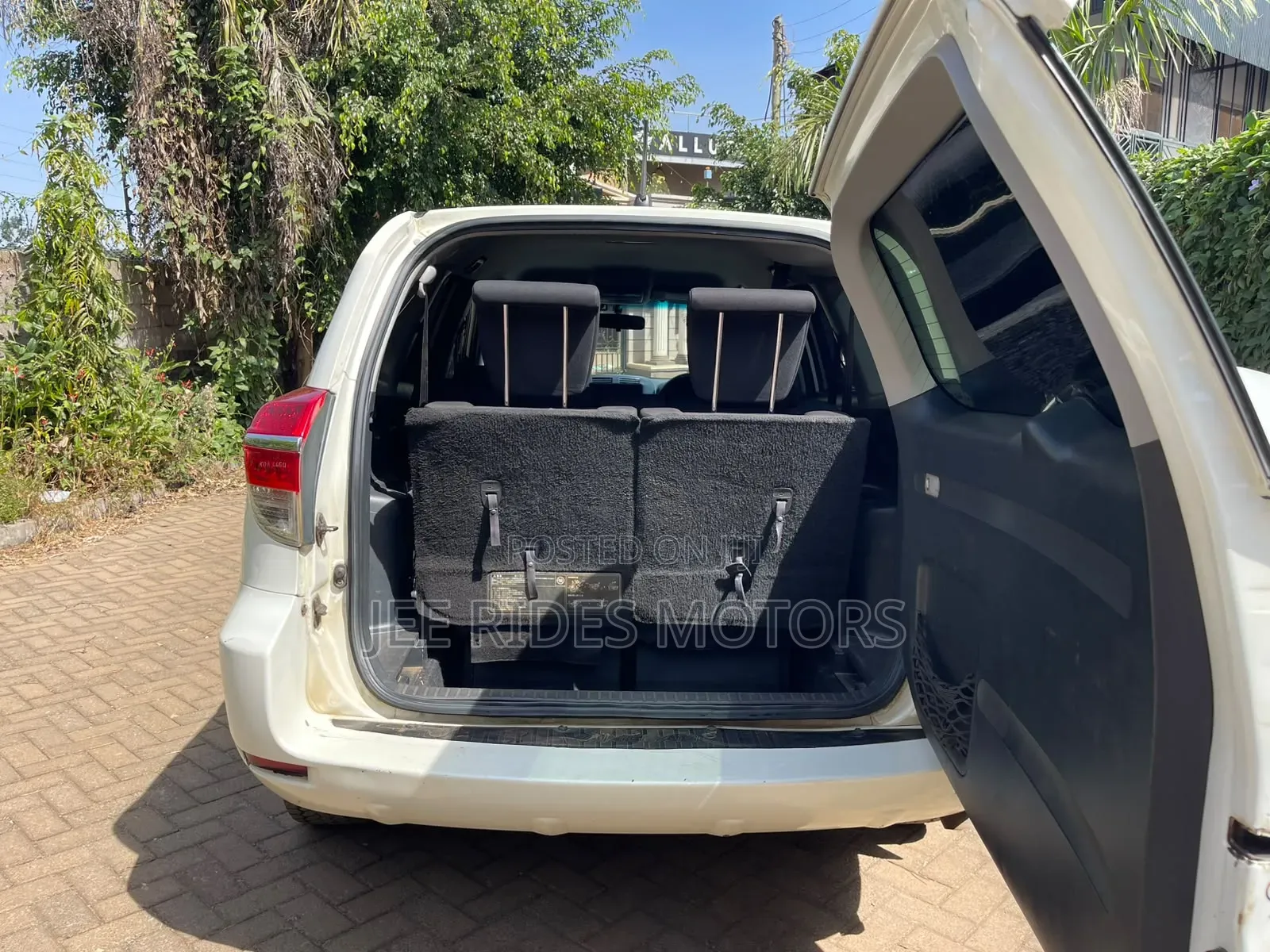 Toyota Vanguard 2013 White