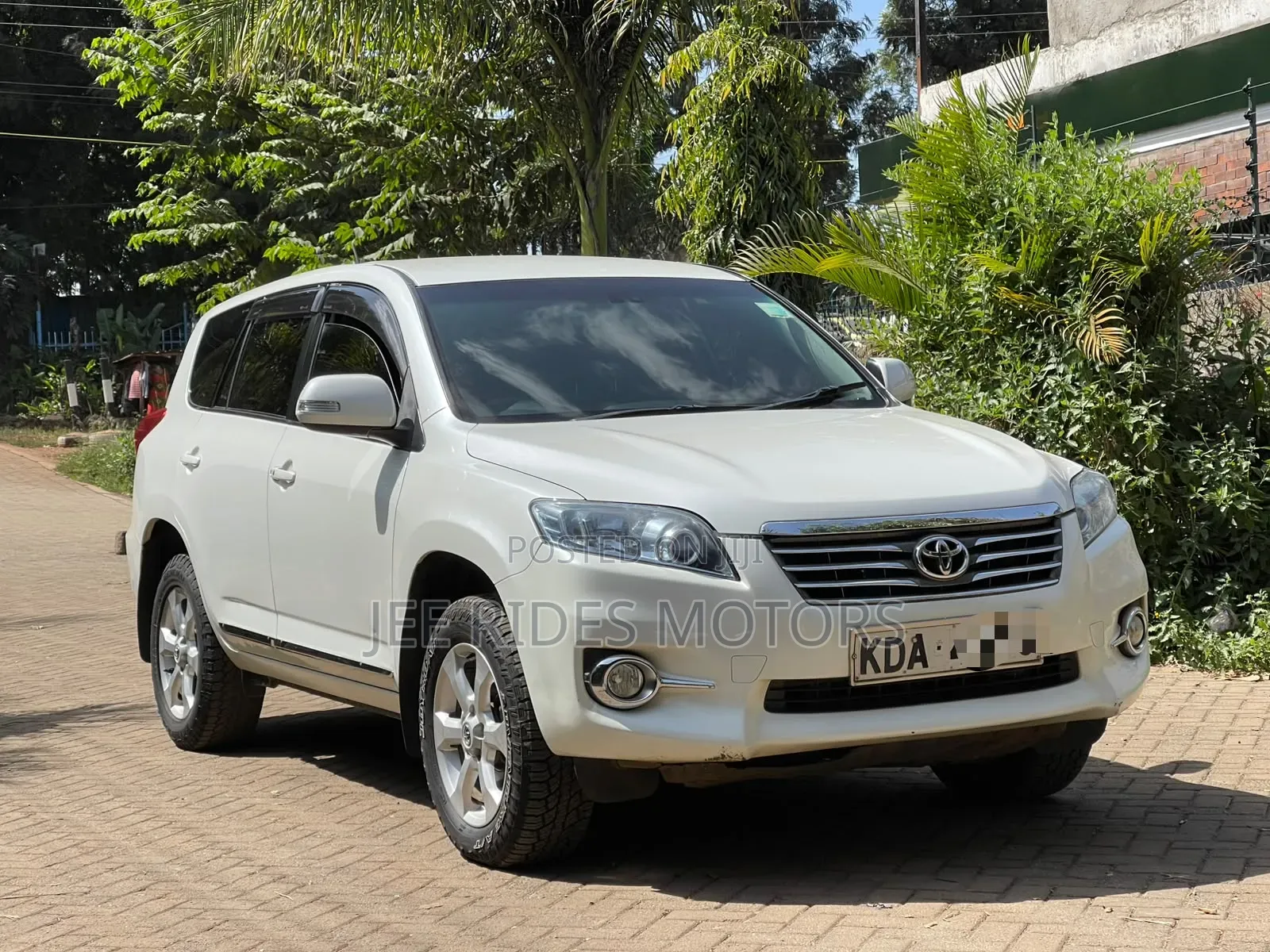 Toyota Vanguard 2013 White