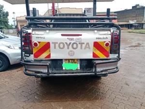 Toyota Hilux 2023 White