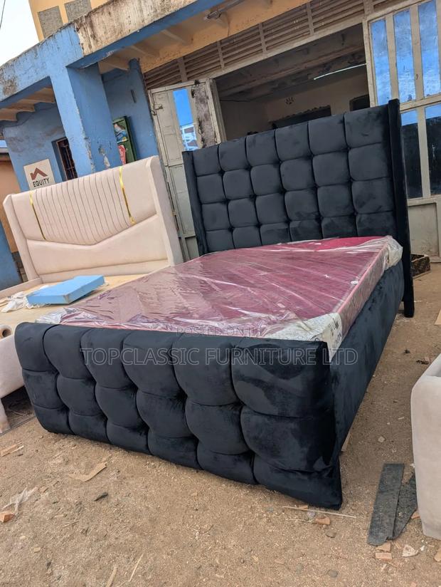 5x6 Black Chester Bed With Square  Pattern