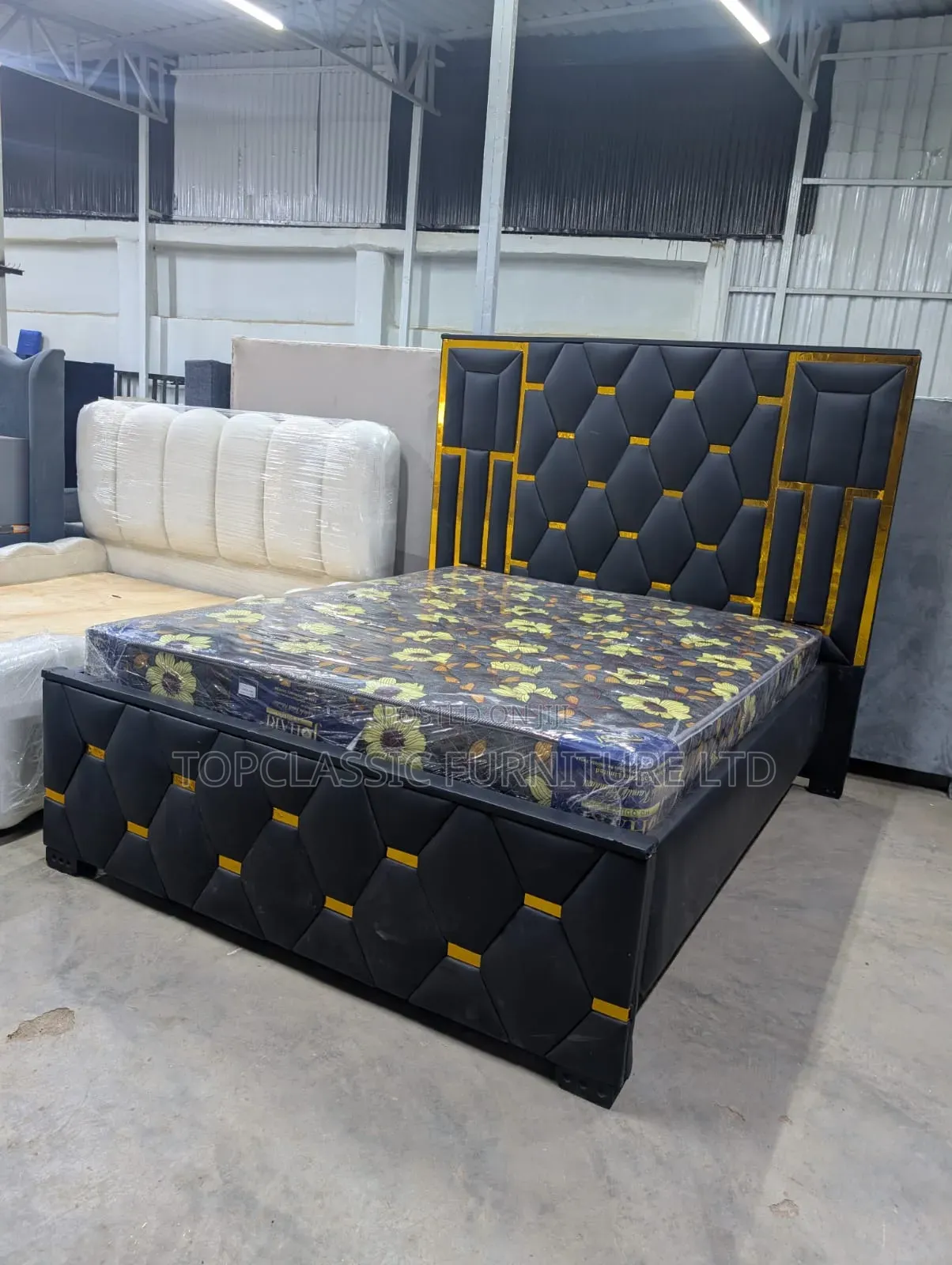 5x6 King of Kings  Black Chester Bed