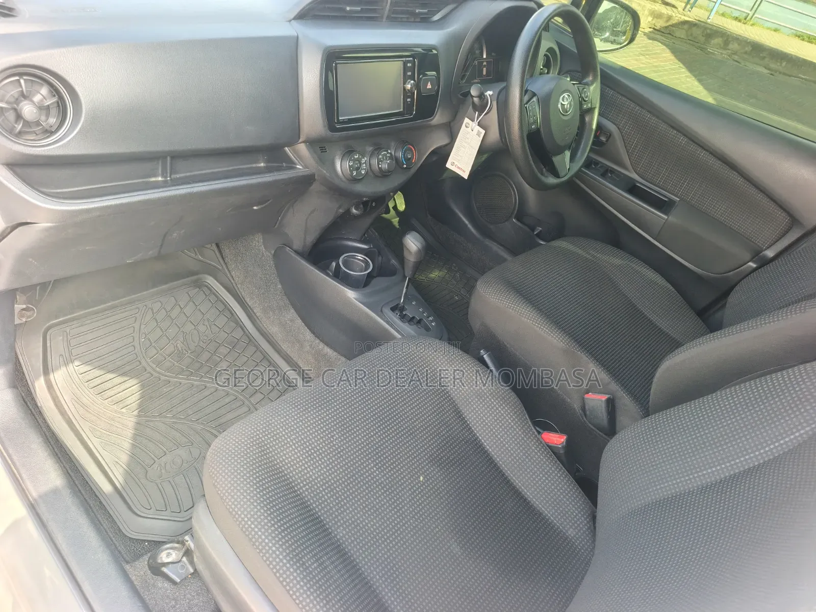 Toyota Vitz 1.3 AWD 5dr 2018 White