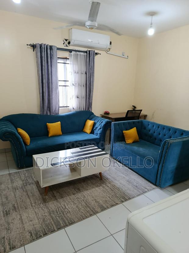 5 Seater Sofa Set and a Table