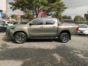 Toyota Hilux 2024 Gray