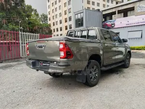 Toyota Hilux 2024 Gray