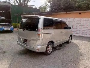 Toyota Voxy 2006 Silver