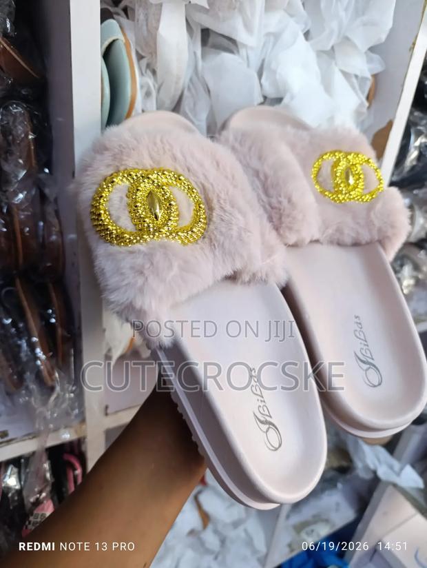 Elegant Fur Slides Sandals With Gold Chain Details