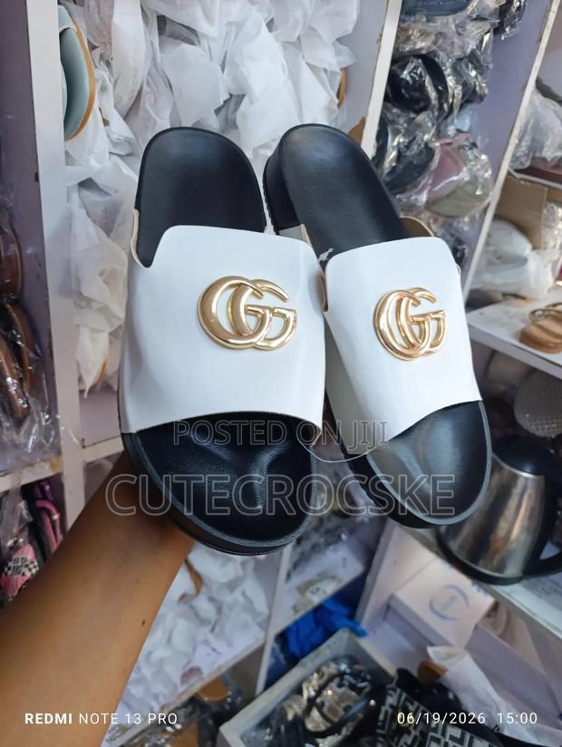 Elegant Slide Sandals With Gold Logo - thumbnail 2
