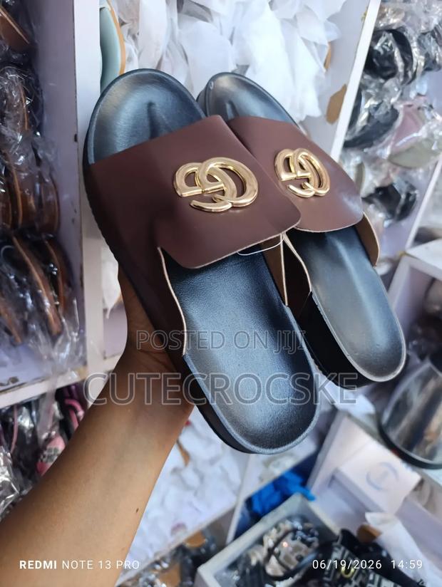 Elegant Slide Sandals With Gold Logo - thumbnail 3