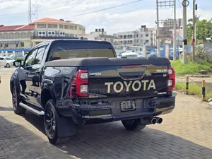 Toyota Hilux 2022 Black