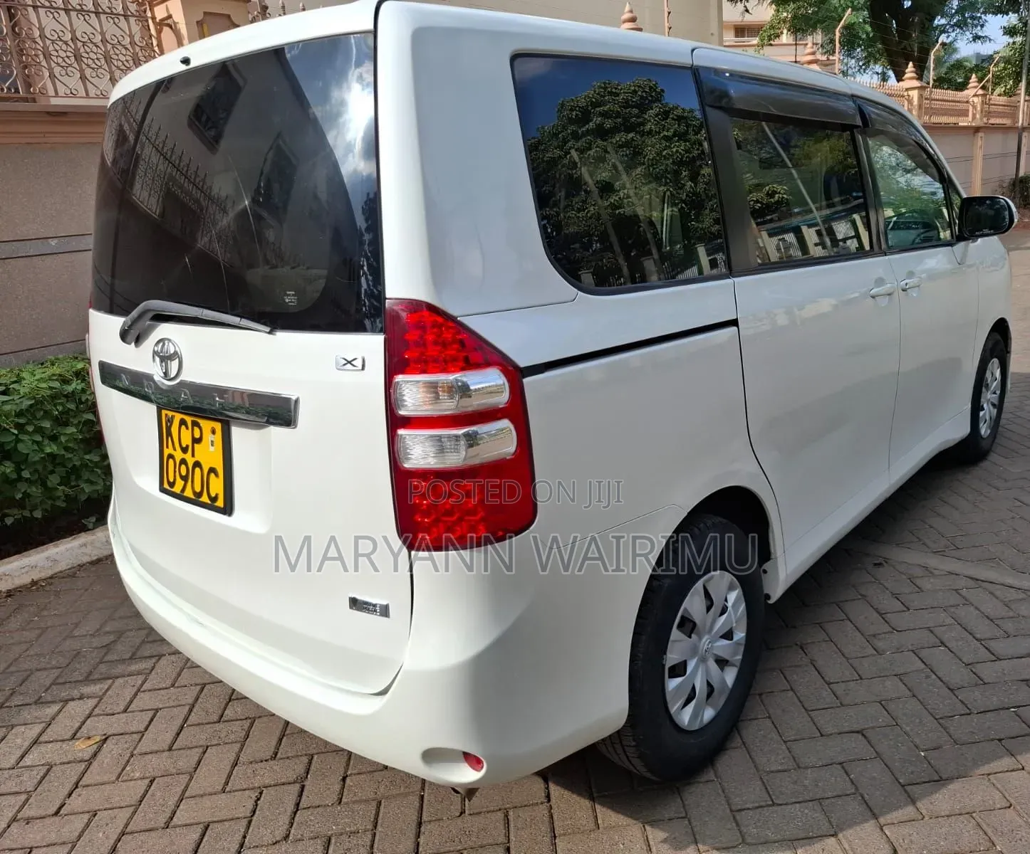 Toyota Noah 2010 White