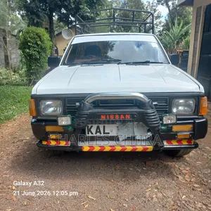 Nissan Pick-Up 1999 White