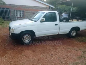 Toyota Hilux 2002 White