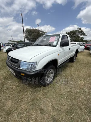 Toyota Hilux 2004 White