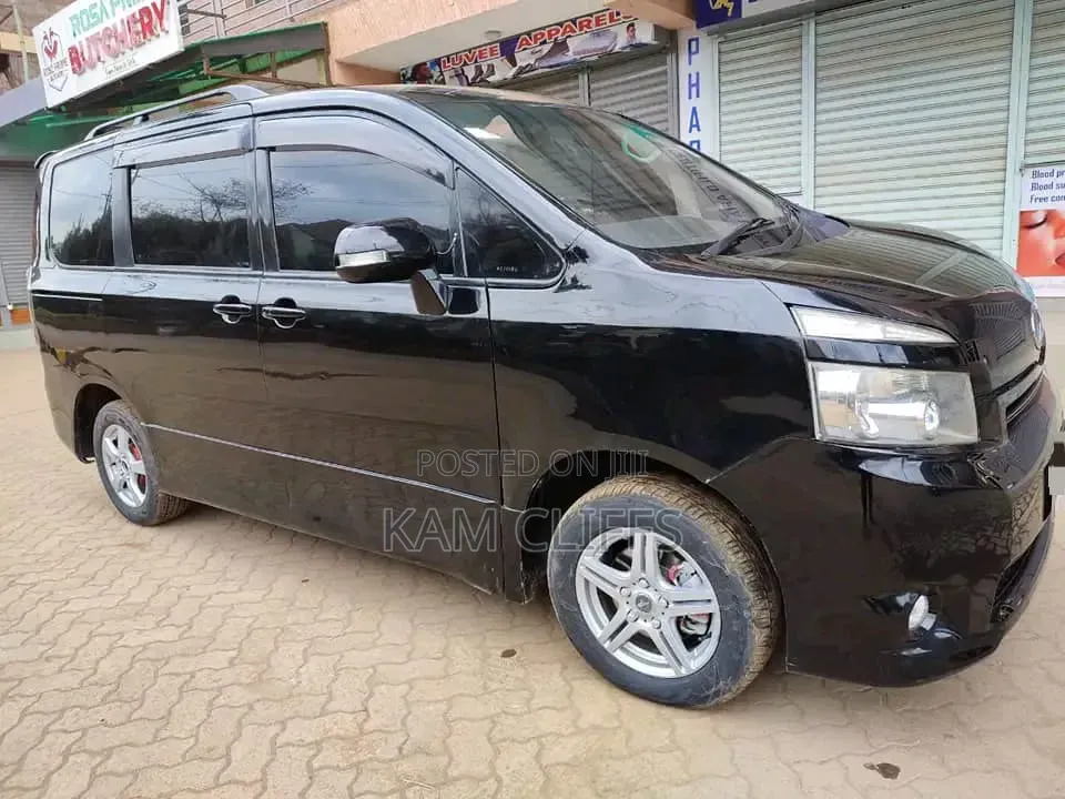 Toyota Voxy 2011
