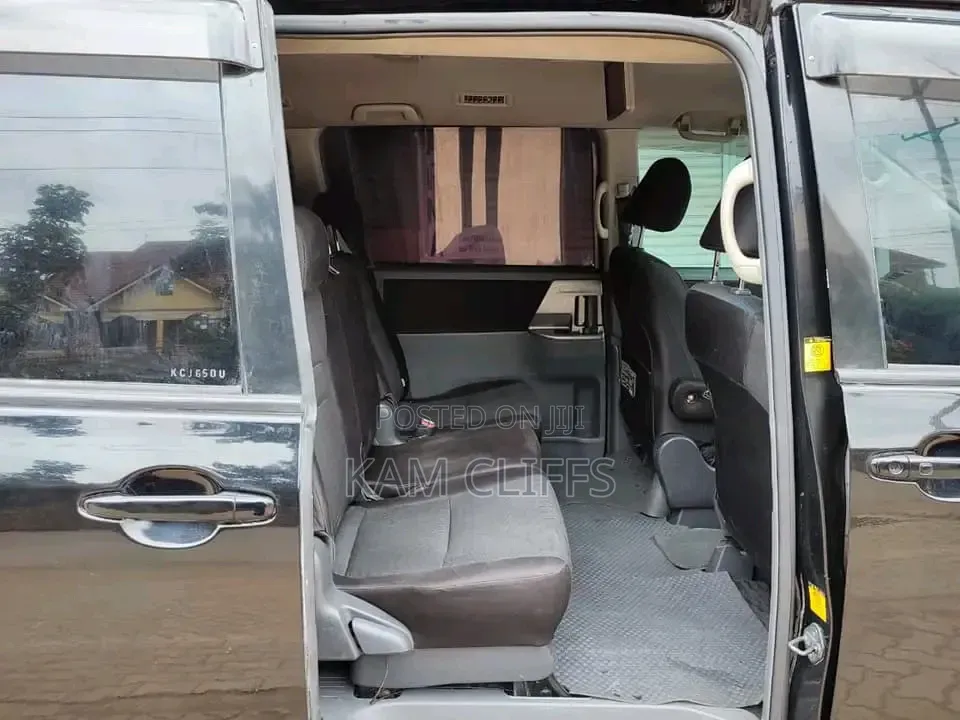 Toyota Voxy 2011