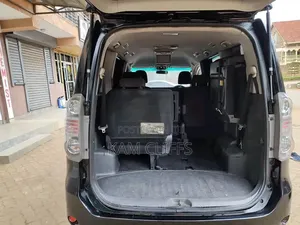 Toyota Voxy 2011