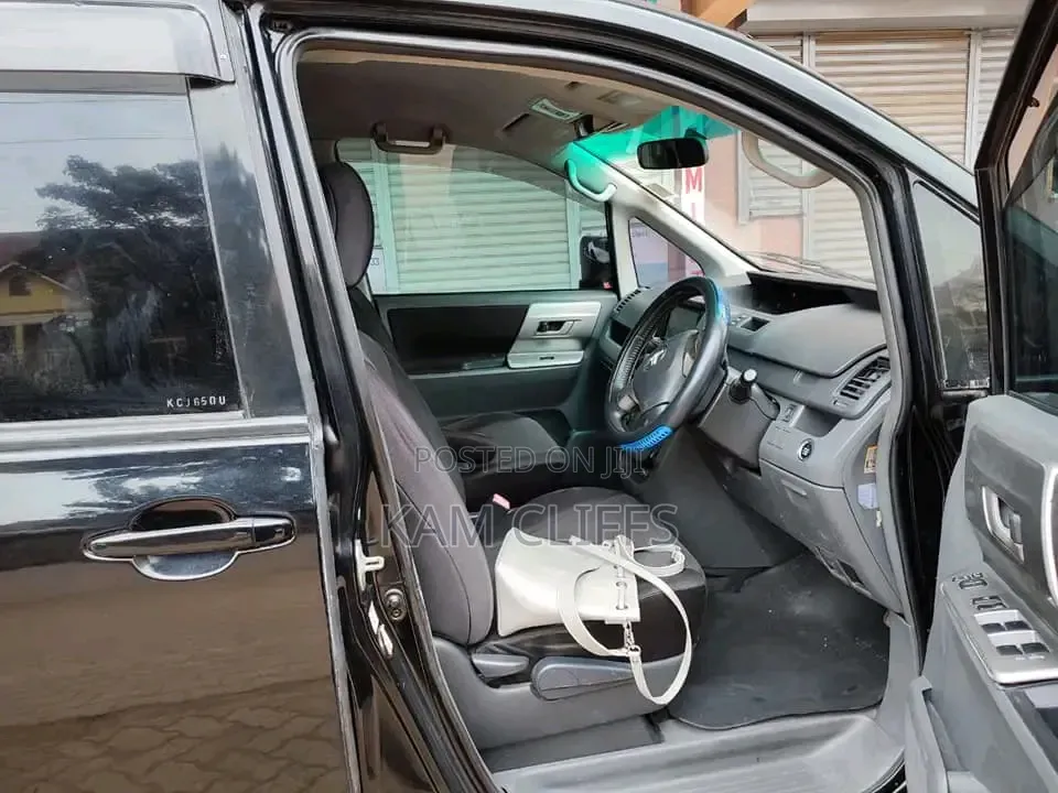 Toyota Voxy 2011