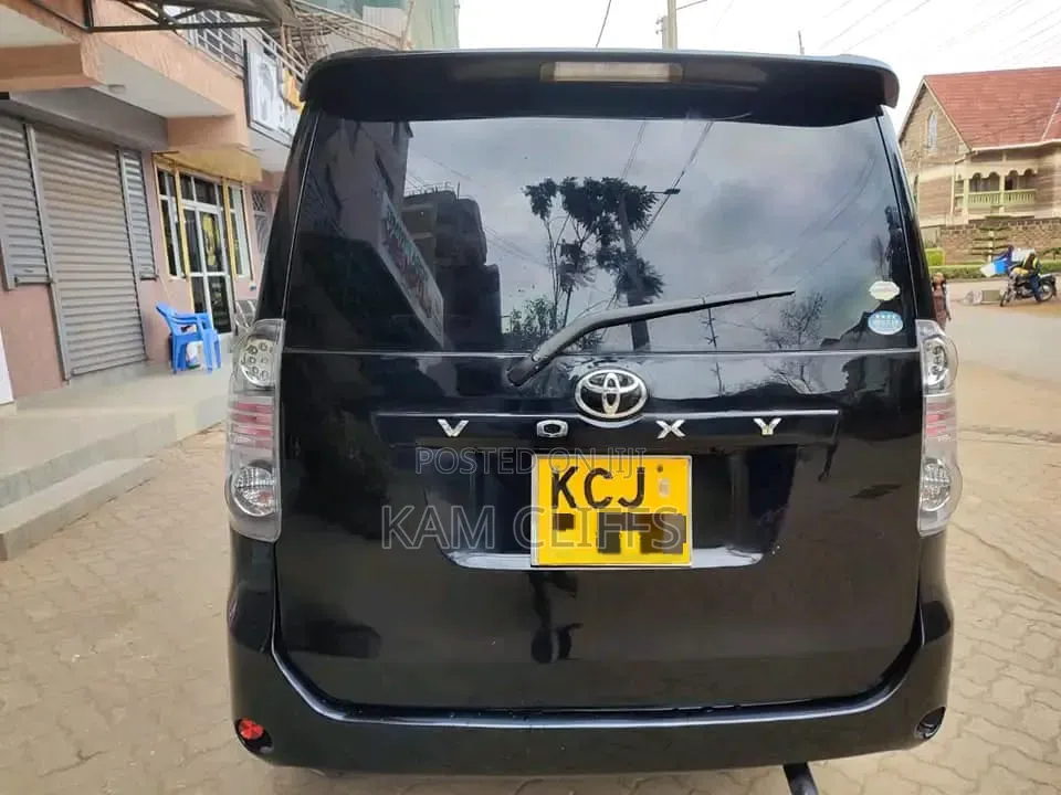 Toyota Voxy 2011