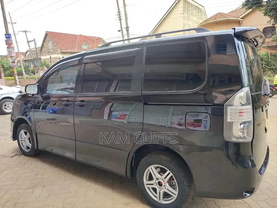Toyota Voxy 2011