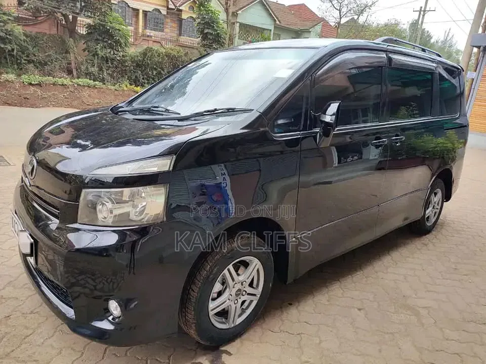 Toyota Voxy 2011