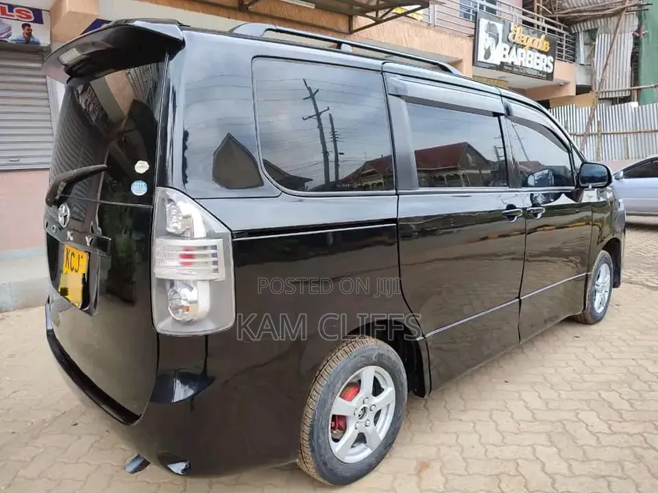 Toyota Voxy 2011
