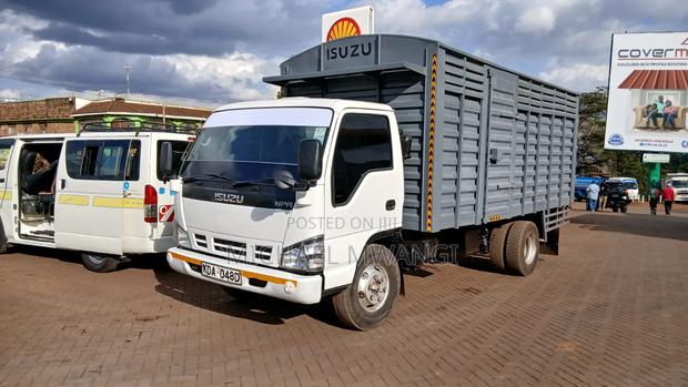 Isuzu NPR Truck - main view