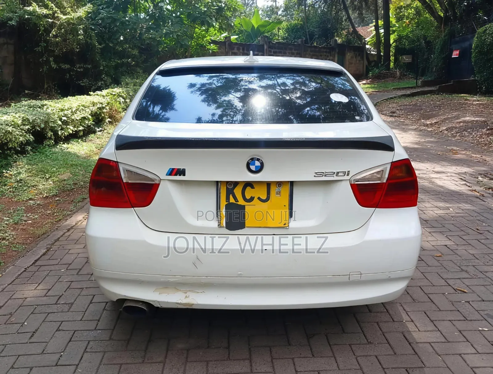 BMW 320i Sedan RWD 2009 White