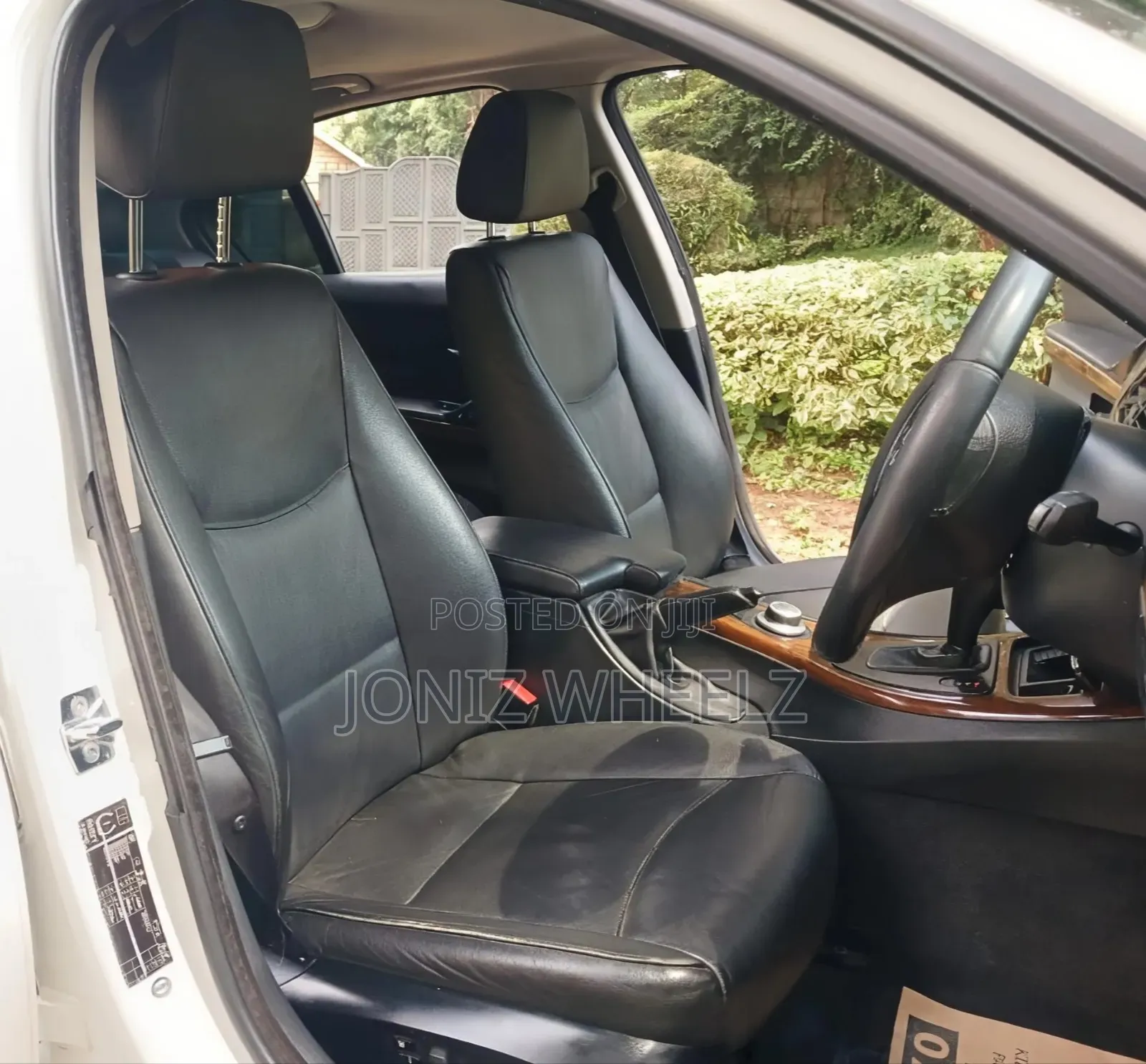 BMW 320i Sedan RWD 2009 White