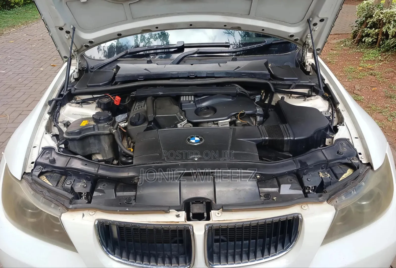 BMW 320i Sedan RWD 2009 White