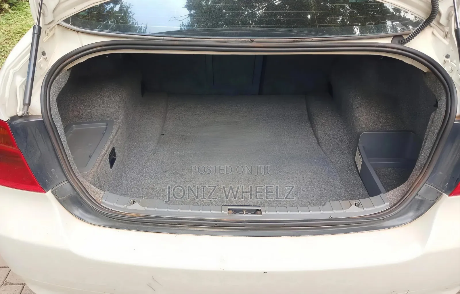 BMW 320i Sedan RWD 2009 White