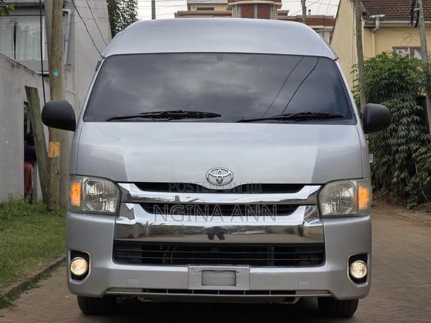 Toyota HiAce 2019 Silver - thumbnail 2