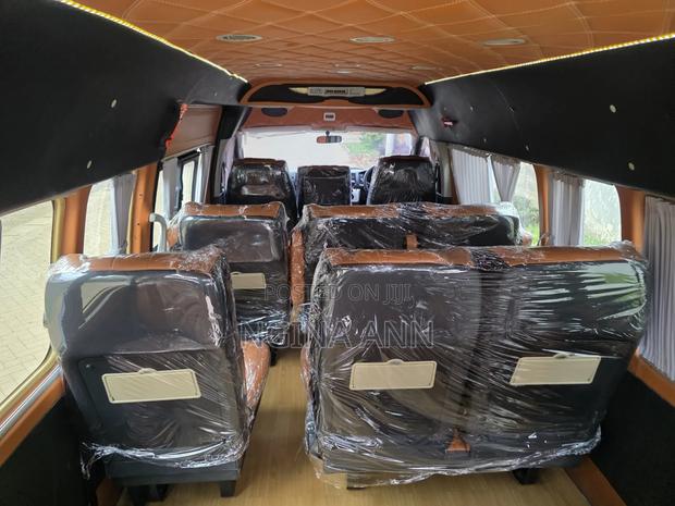 Toyota HiAce 2019 Silver - thumbnail 6