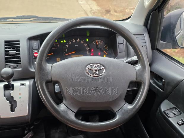 Toyota HiAce 2019 Silver - thumbnail 8