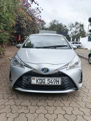 Toyota Vitz 2018 Silver