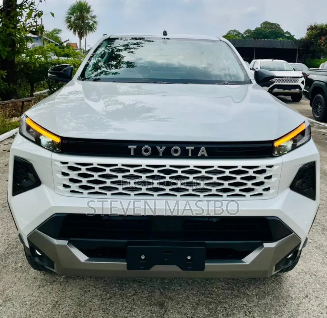 New Toyota Hilux 2025 White