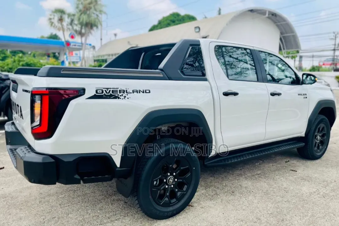 New Toyota Hilux 2025 White