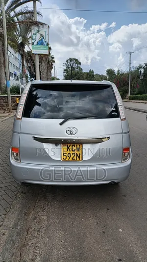 Toyota ISIS 2013 Silver