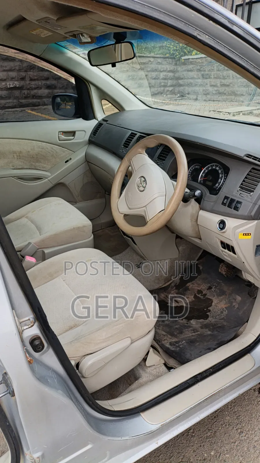 Toyota ISIS 2013 Silver