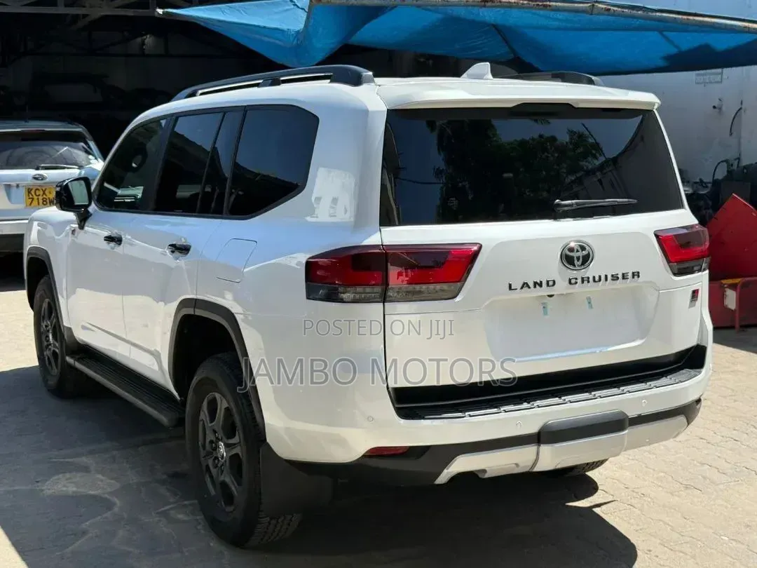 Toyota Land Cruiser LC300 2025