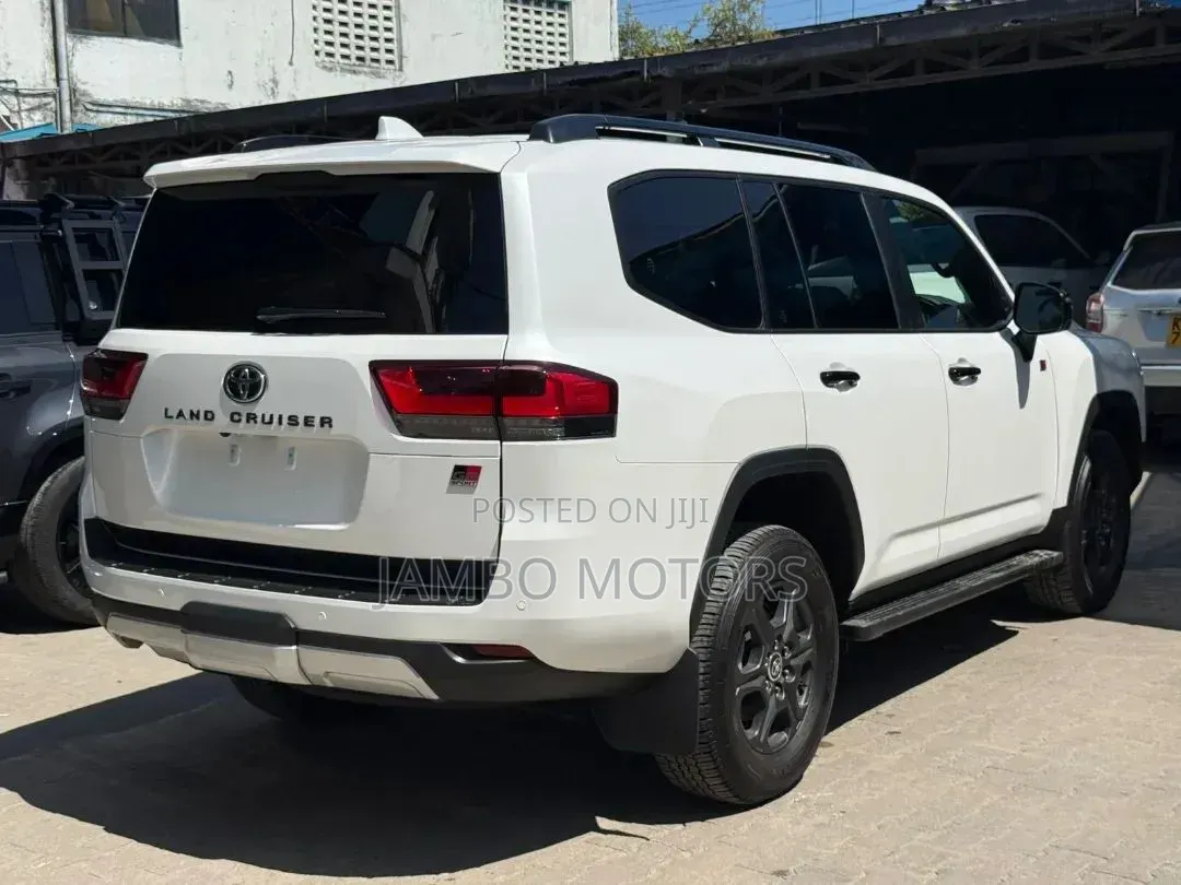 Toyota Land Cruiser LC300 2025
